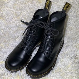 1460’s women’s smooth leather boots doc martens